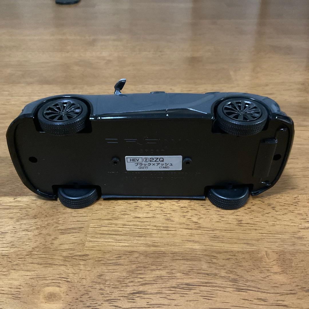 トヨタ　クラウンスポーツ　カラーサンプル　ブラック　アッシュ