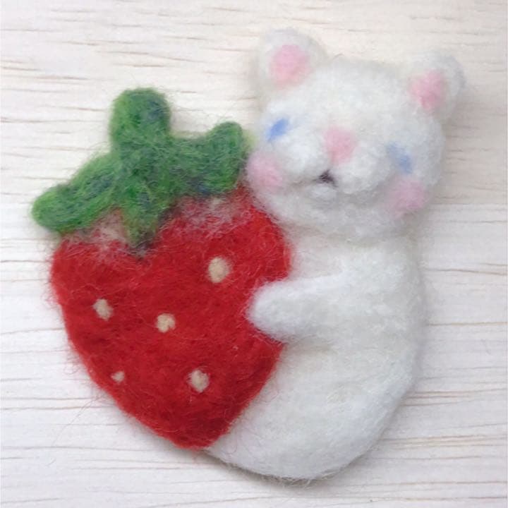 白猫さんと苺　ブローチ　羊毛フェルト