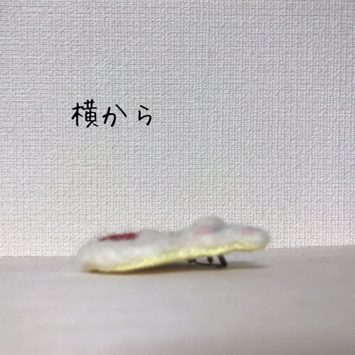 白猫さんと苺　ブローチ　羊毛フェルト