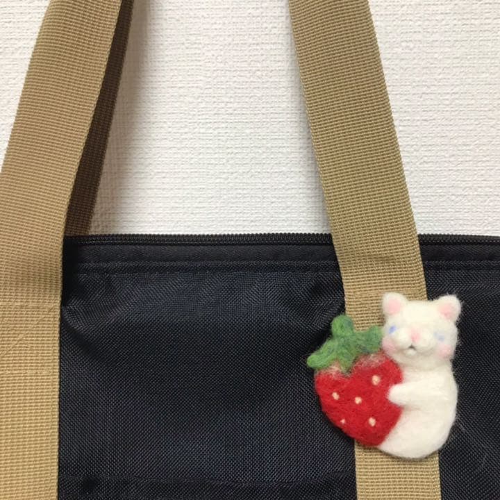 白猫さんと苺　ブローチ　羊毛フェルト