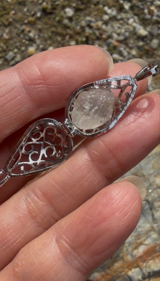 3億5000万年前の古代岩塩入り お守りネックレス｜場を整えるサポート