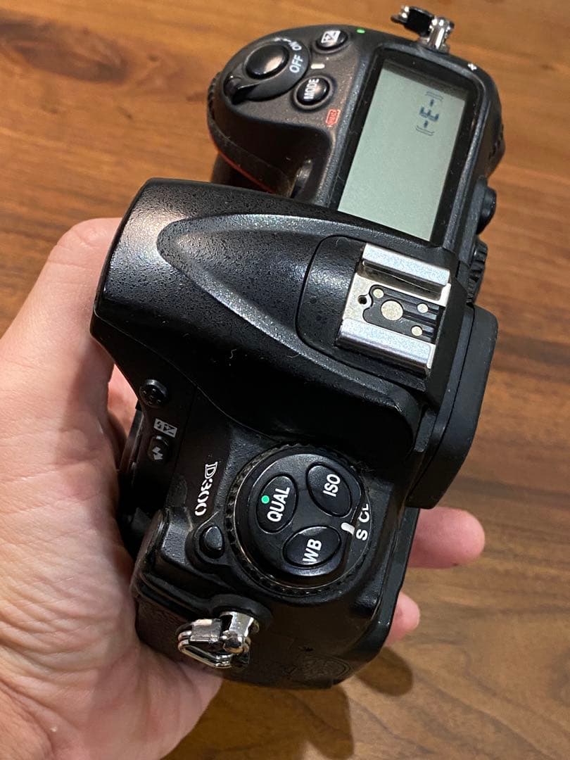 Nikon D300 デジタル一眼レフ 本体とバッテリー付き　動作品