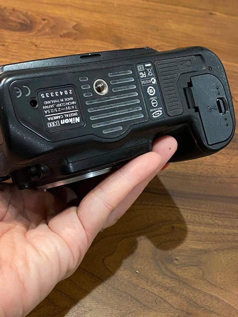 Nikon D300 デジタル一眼レフ 本体とバッテリー付き　動作品