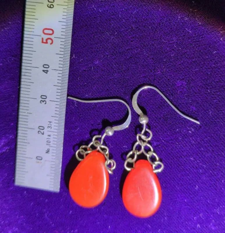 赤いドロップ型ピアス