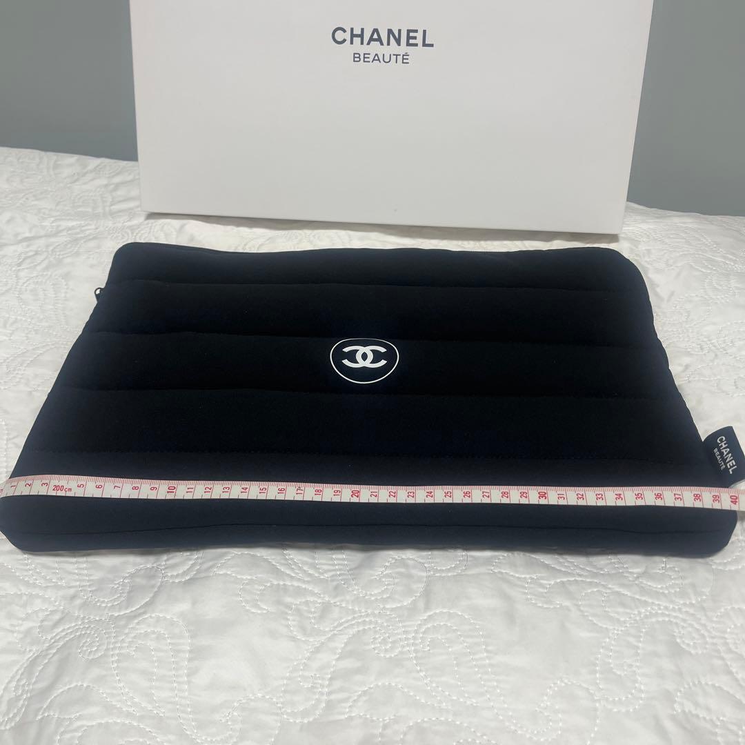 CHANEL クッションポーチ ブラック 約30cm x 20cm