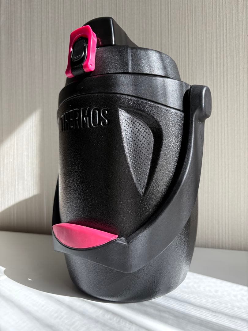サーモス 1.9L 直飲みスポーツジャグ 大容量　保冷専用水筒 黒/ピンク