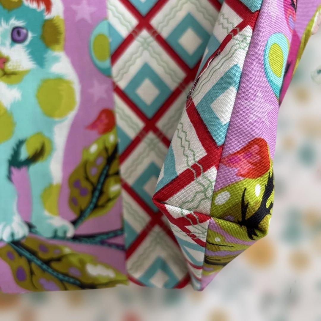 ハンドメイド 猫と花のトートバッグ 手提げ　A4 ナタリーレテ　生地　他