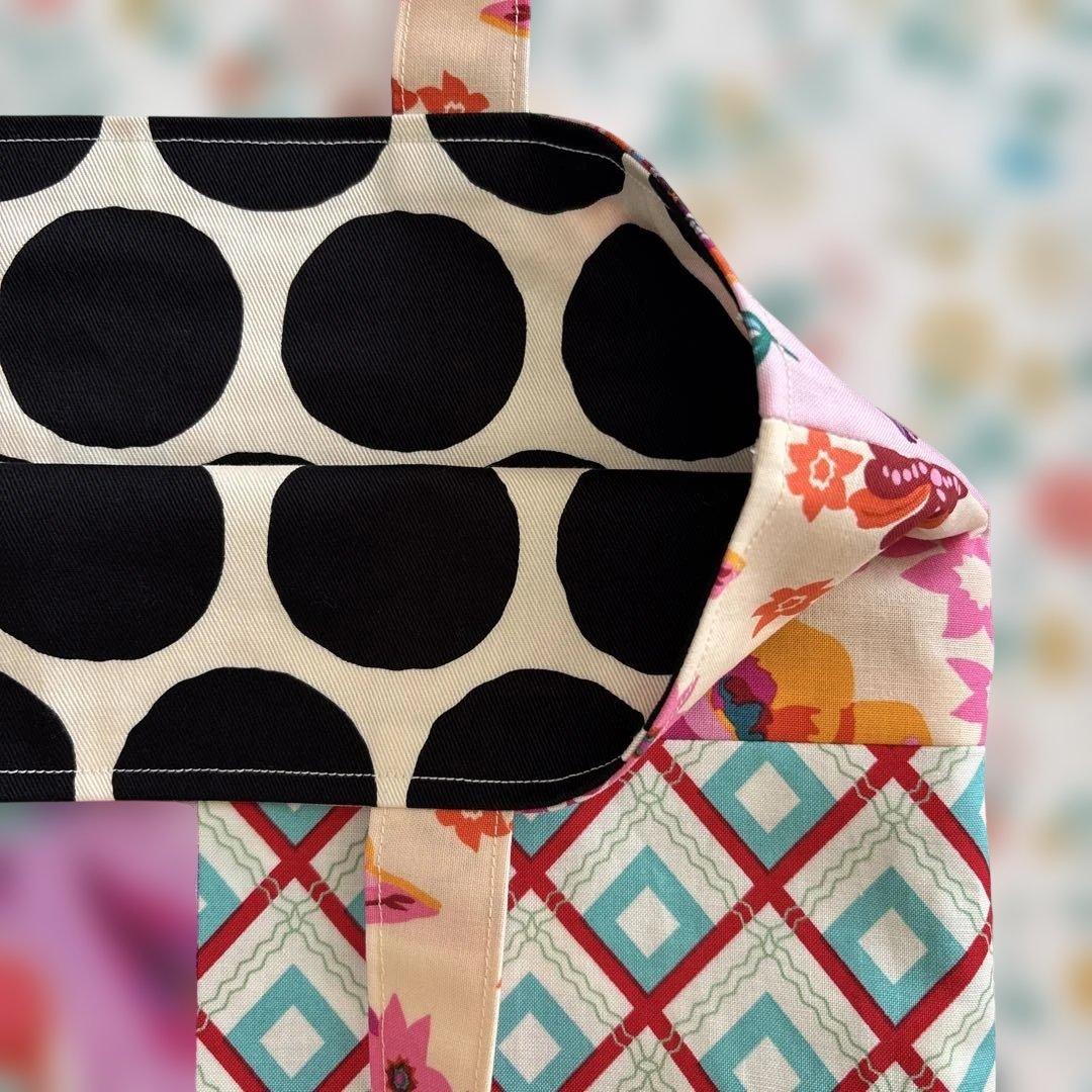 ハンドメイド 猫と花のトートバッグ 手提げ　A4 ナタリーレテ　生地　他