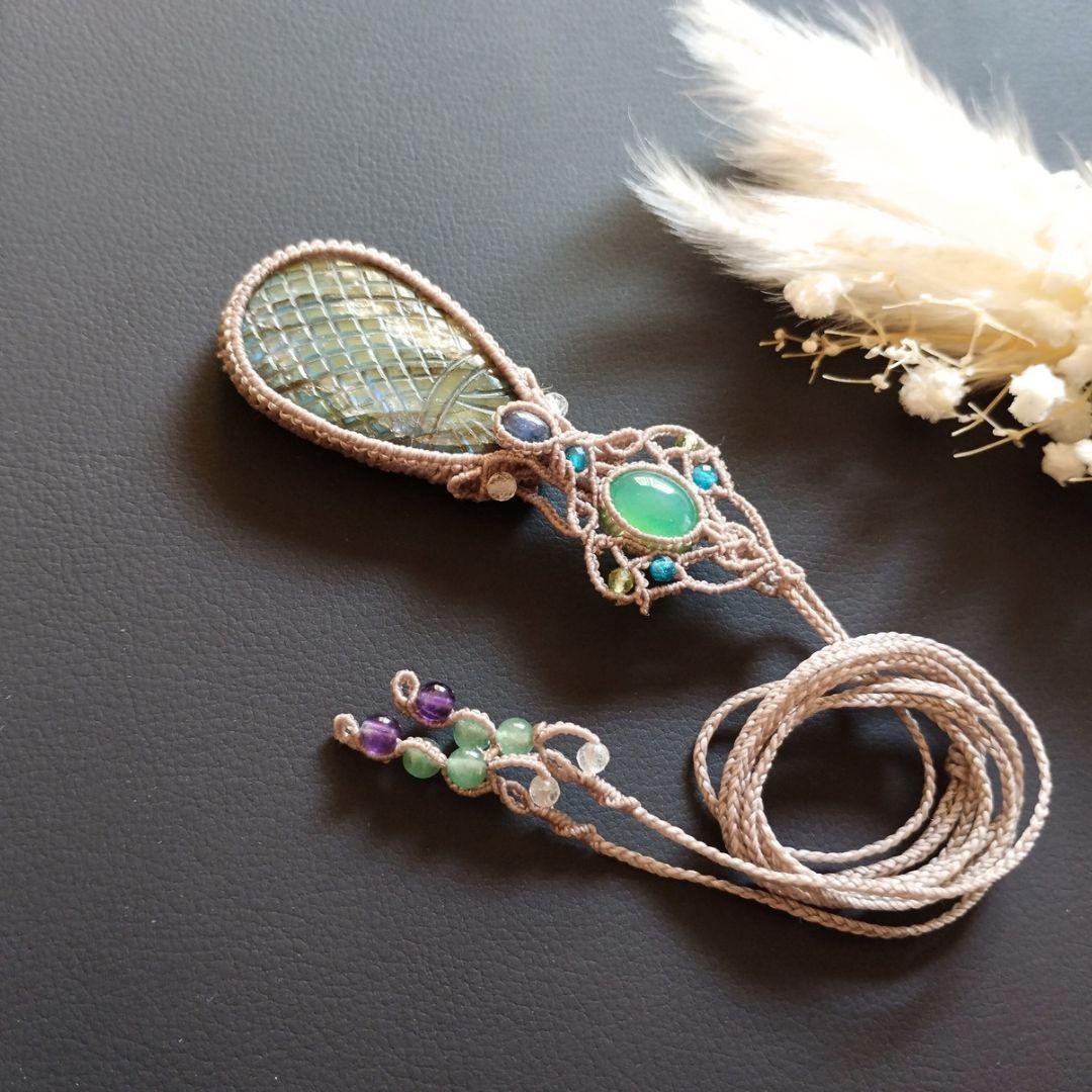 【彫刻】大粒ラブラドライト×クリソプレーズ×サファイヤのマクラメネックレス