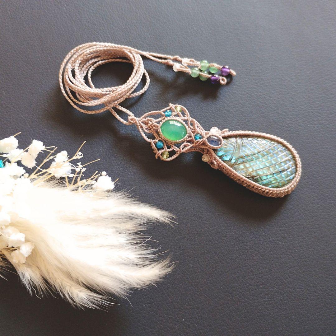 【彫刻】大粒ラブラドライト×クリソプレーズ×サファイヤのマクラメネックレス