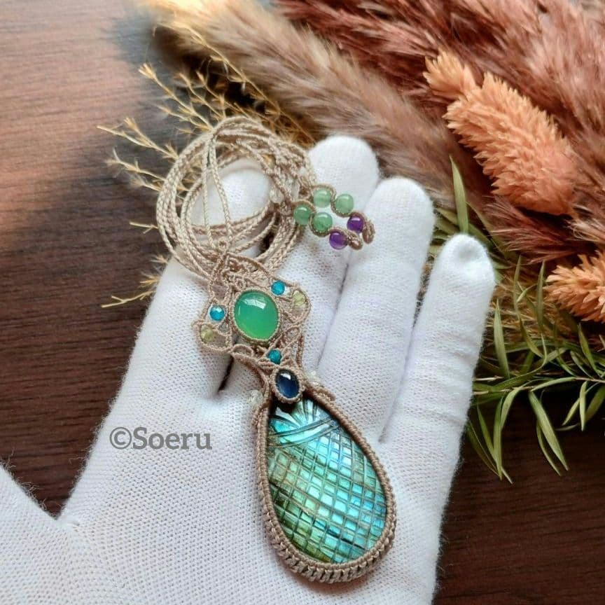 【彫刻】大粒ラブラドライト×クリソプレーズ×サファイヤのマクラメネックレス