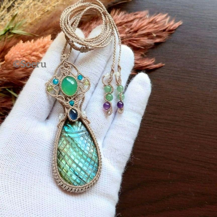 【彫刻】大粒ラブラドライト×クリソプレーズ×サファイヤのマクラメネックレス