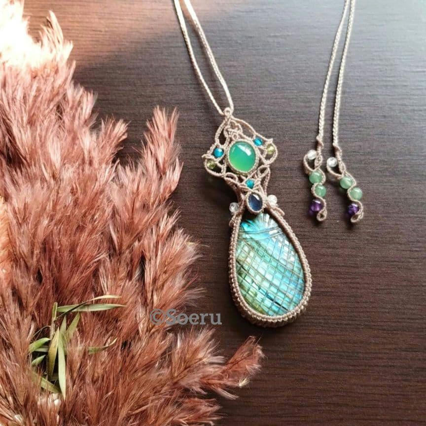 【彫刻】大粒ラブラドライト×クリソプレーズ×サファイヤのマクラメネックレス