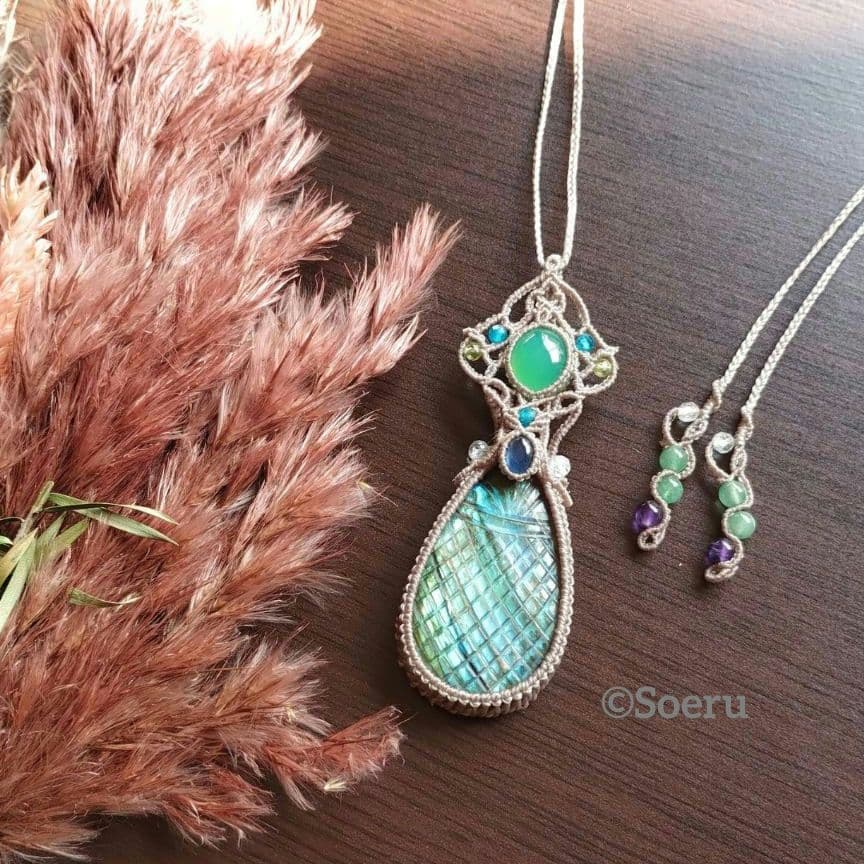 【彫刻】大粒ラブラドライト×クリソプレーズ×サファイヤのマクラメネックレス