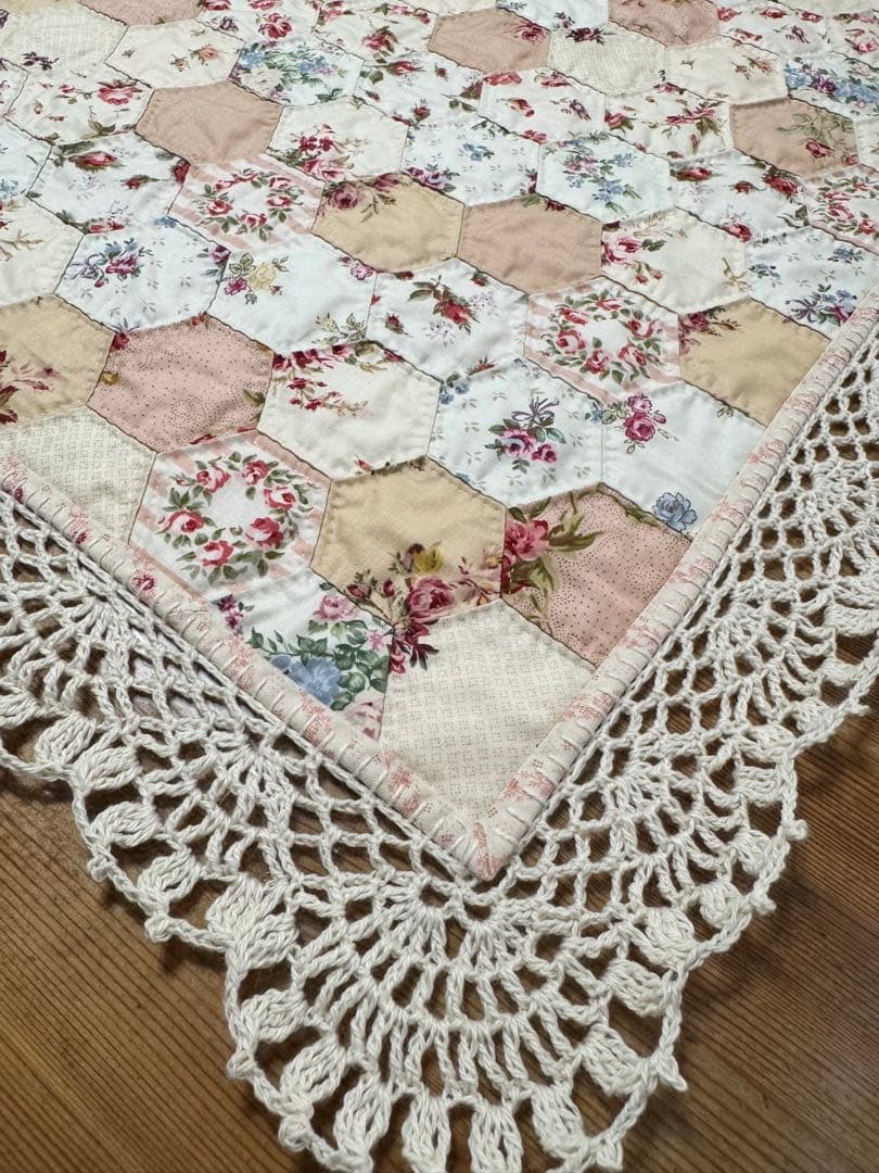 ピンクベージュ六角つなぎのキルト大　手編みレース付き　パッチワーク　ハンドメイド