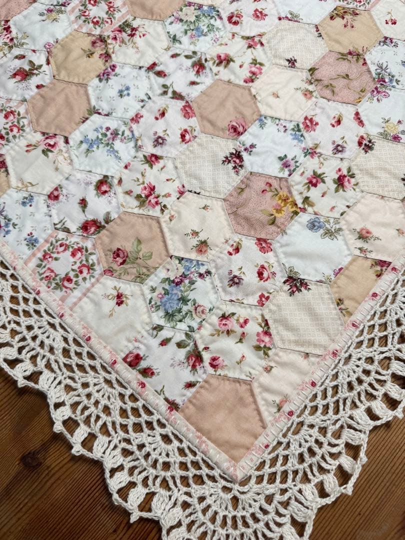 ピンクベージュ六角つなぎのキルト大　手編みレース付き　パッチワーク　ハンドメイド