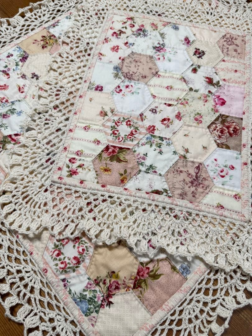 ピンクベージュ六角つなぎのキルト大　手編みレース付き　パッチワーク　ハンドメイド