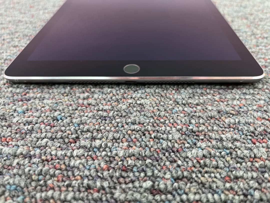 iPad Air2　Wi-Fi+Cellular　simフリー　f853