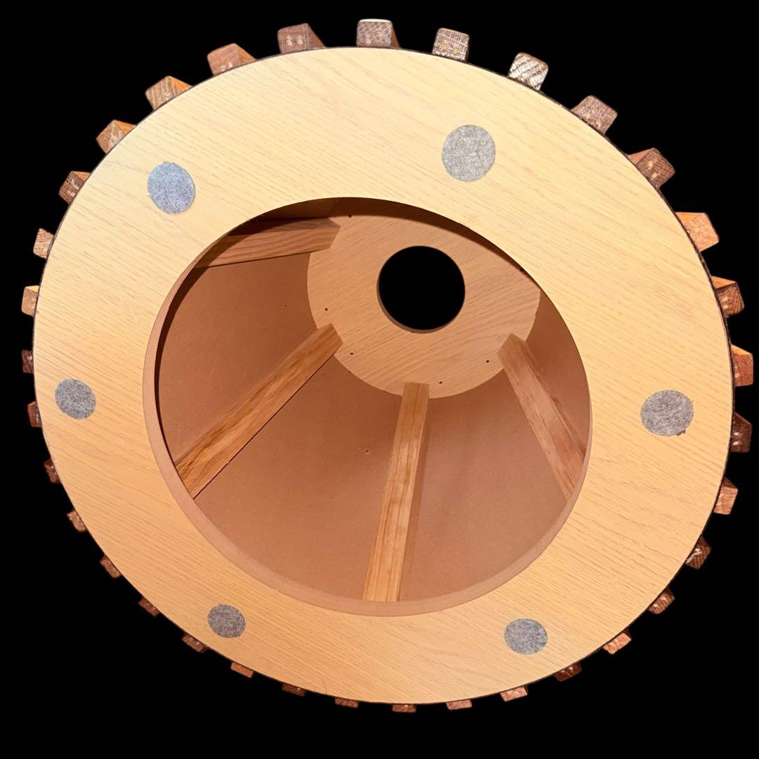 木製のストライプデザインの丸型ダイニングテーブル