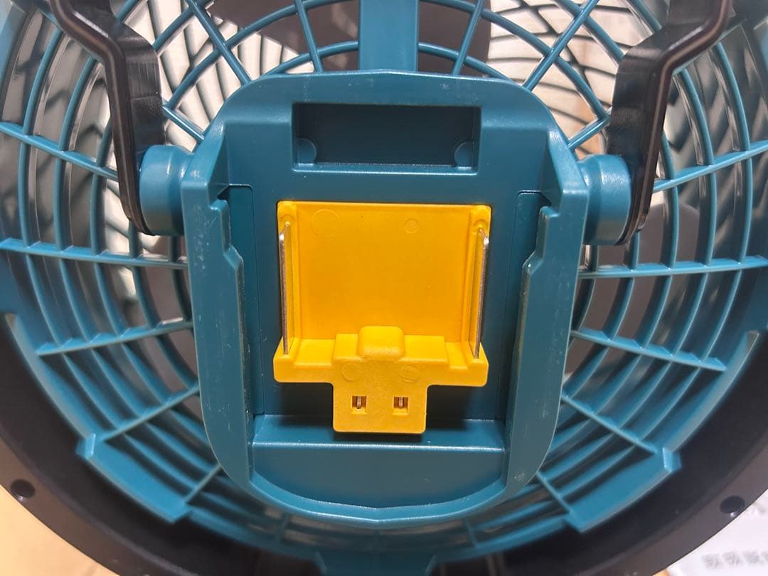 マキタ 充電式ファン羽根径18cm(18/14.4V) CF102D