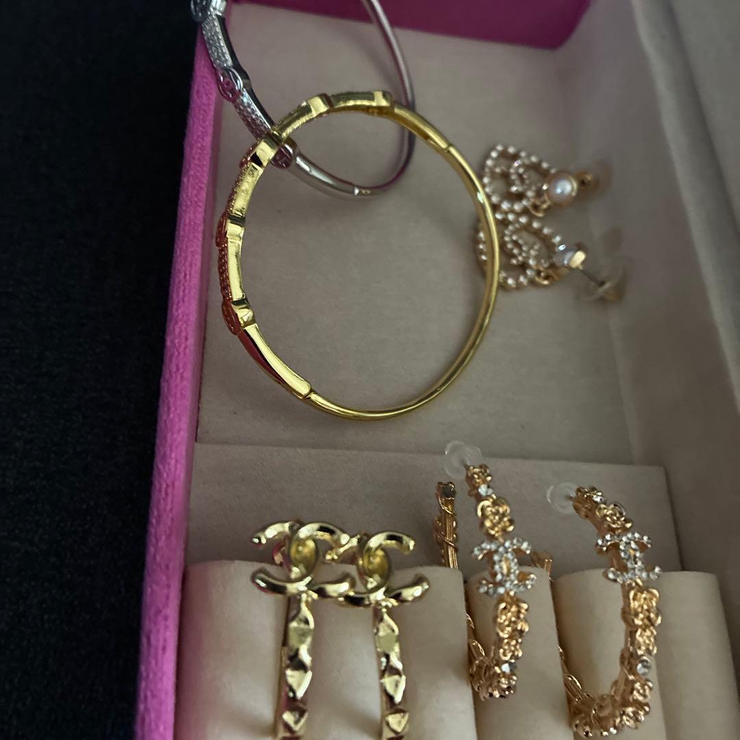 CHANEL キラキラゴールドピアスとゴールドネックレス