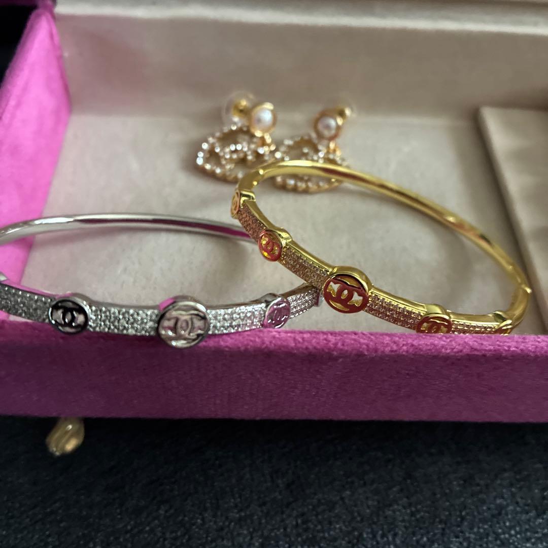 CHANEL キラキラゴールドピアスとゴールドネックレス