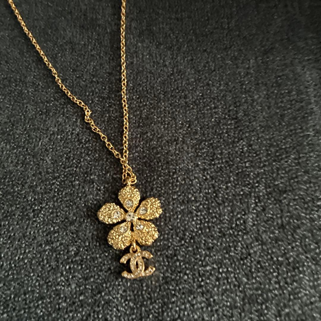 CHANEL キラキラゴールドピアスとゴールドネックレス