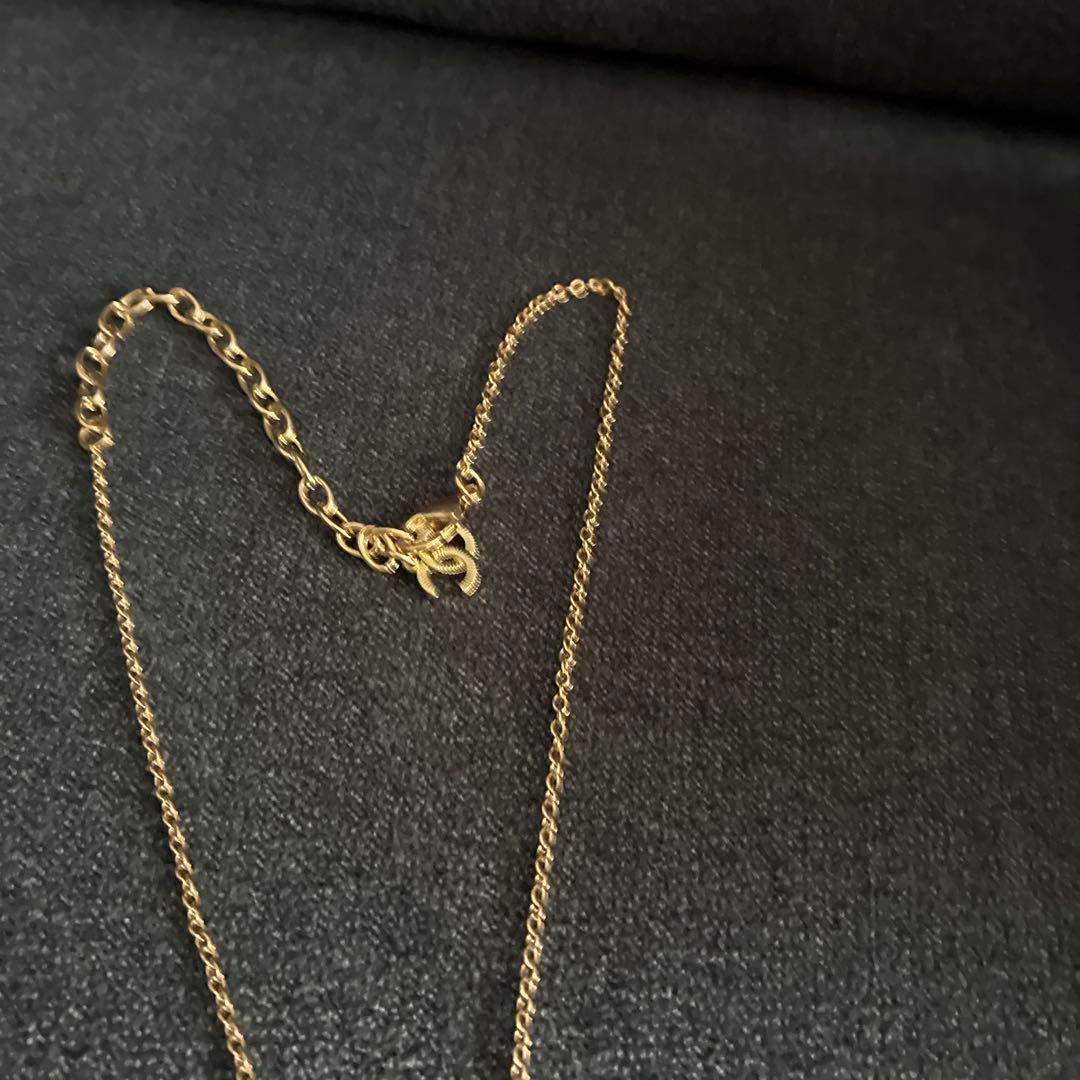 CHANEL キラキラゴールドピアスとゴールドネックレス