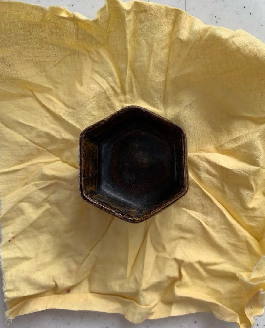 古瀬戸　鉄釉　六角盃　輪陶枕痕