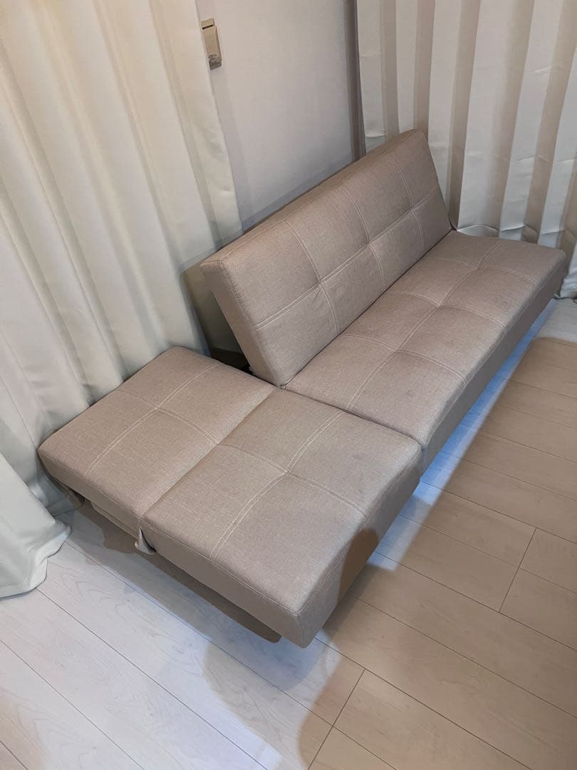 ベージュの2人掛けリクライニングソファ