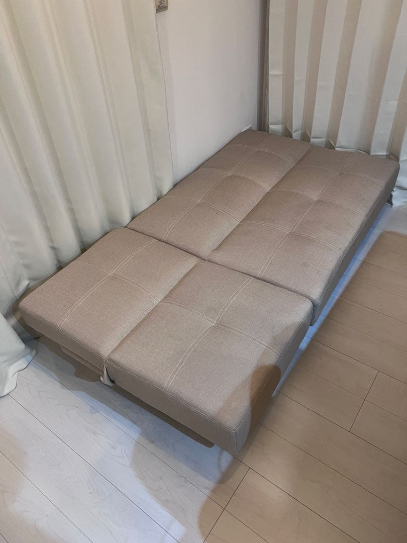 ベージュの2人掛けリクライニングソファ