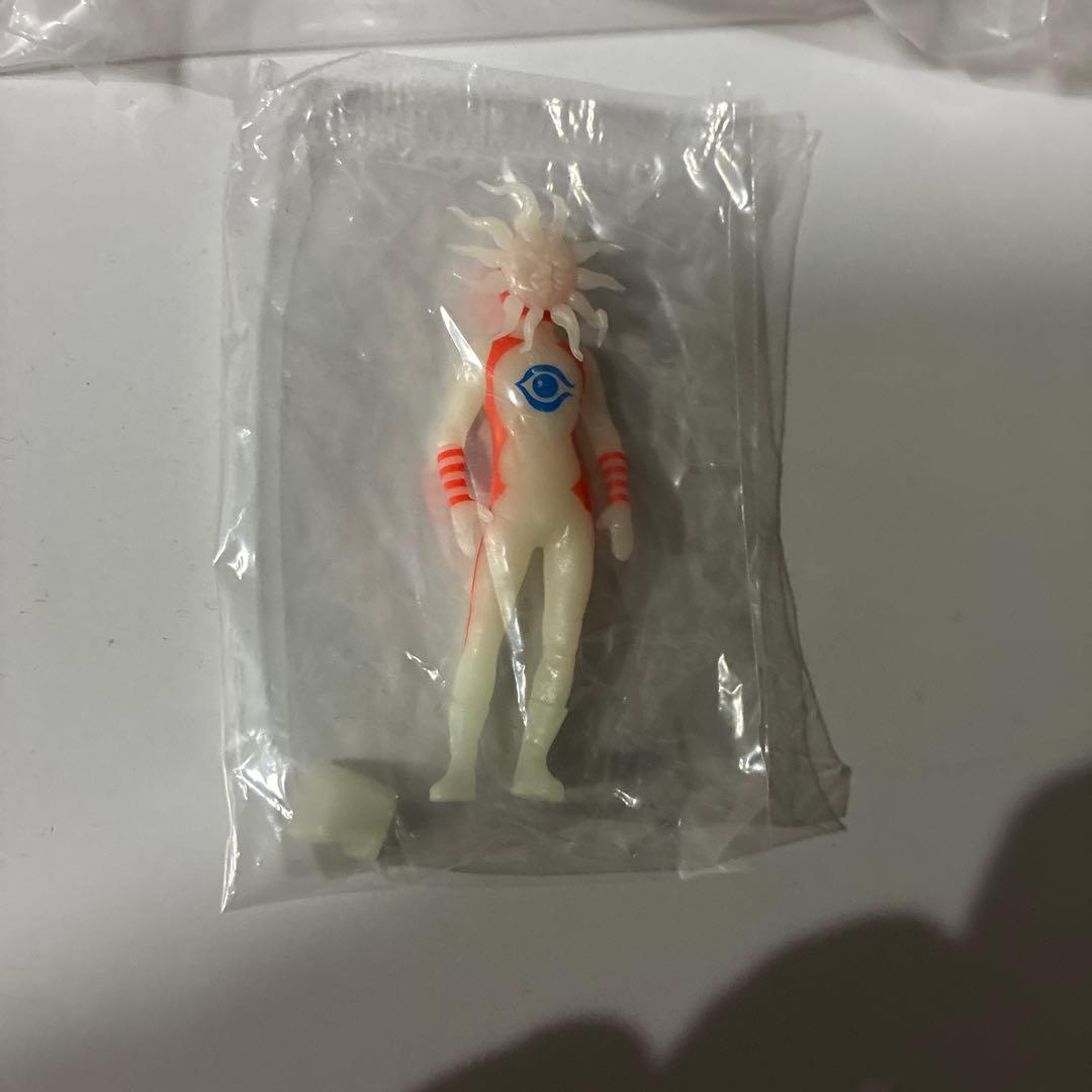 ベンダブルアクションフィギュア ブラックタローマン　おまけ付き　ガチャ　光ver