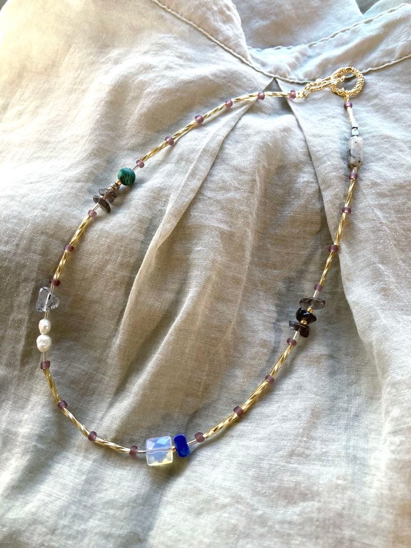 no.49 ライトオパールとケシパールの花冠クラスプネックレス