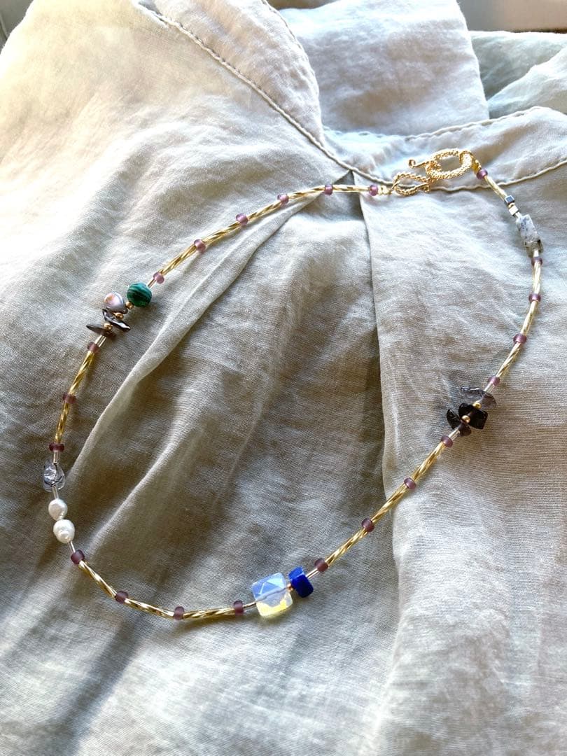 no.49 ライトオパールとケシパールの花冠クラスプネックレス