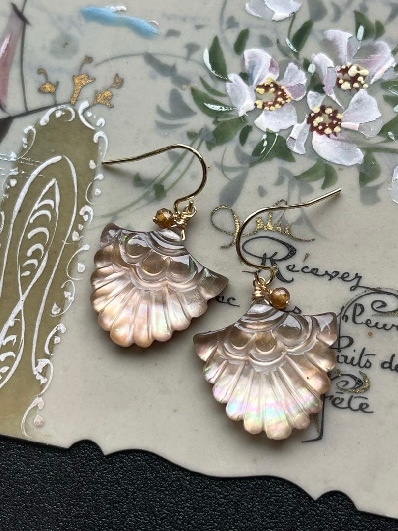 ブラウンMOP＆水晶ダブレットカービング＊ピアスorイヤリング