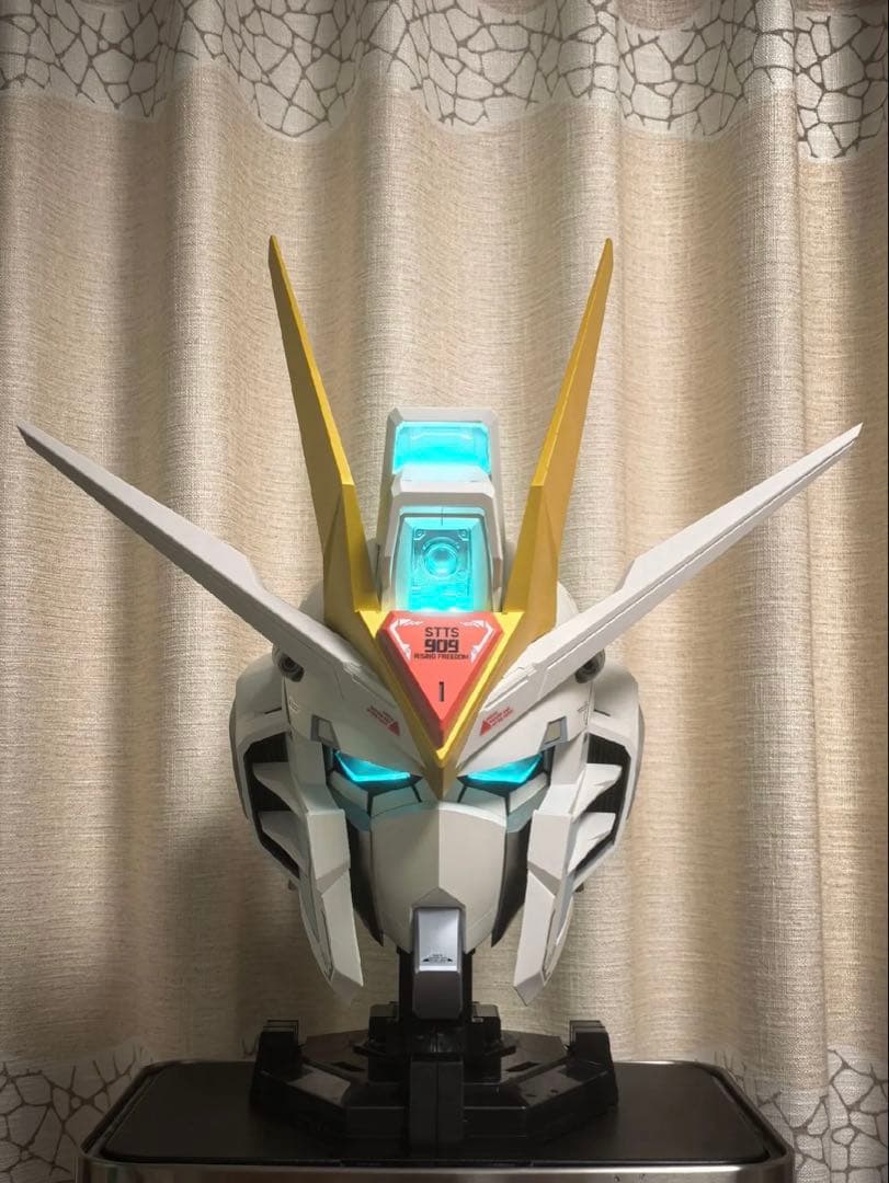 等身大　ライジングフリーダムガンダム ヘッド バンダイ正規品　発光可能