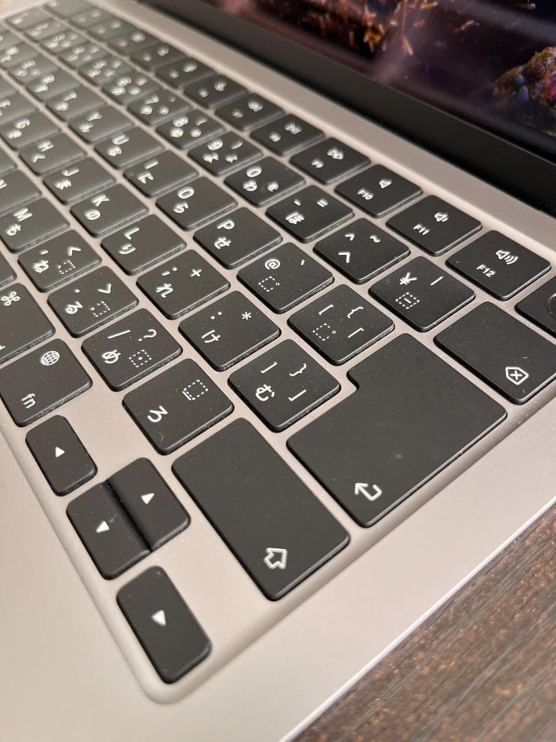 【極美品】M2チップ搭載MacBook Air - スペースグレイ