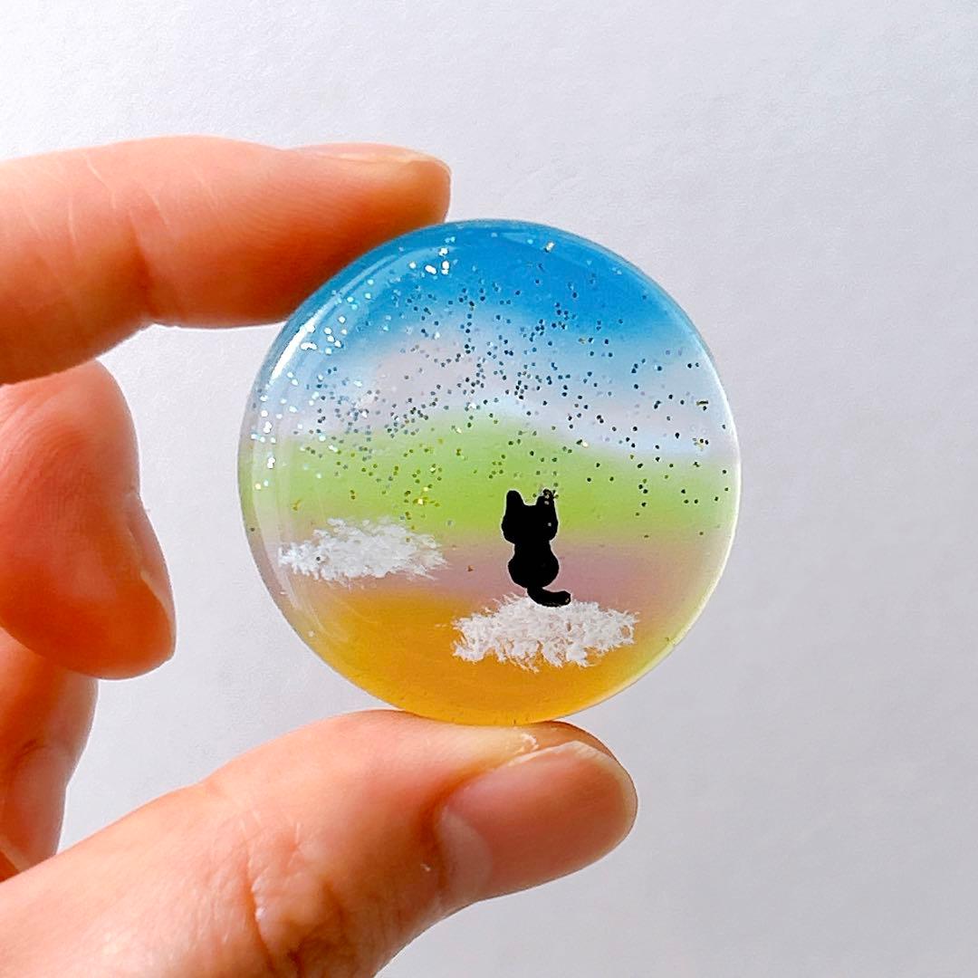 手描き　雲に乗って②   ヘアゴム　ブローチ　レジン　猫　透け感あり
