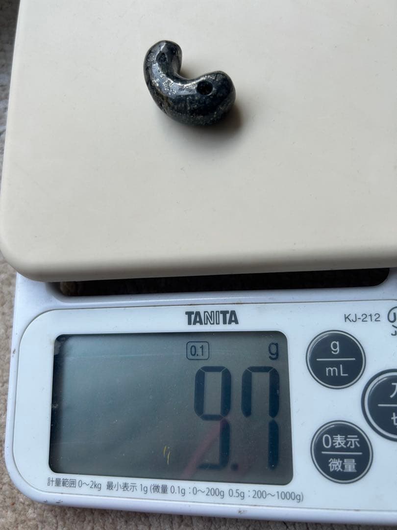 青森県産　銀花石勾玉　錦石