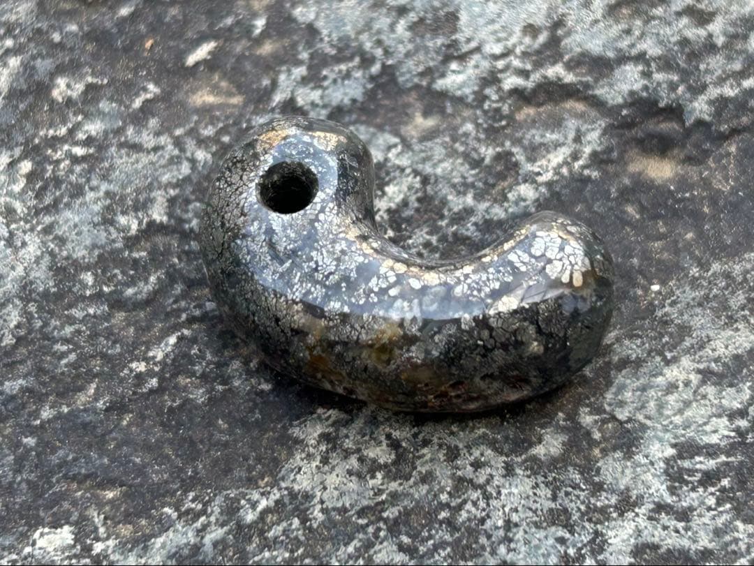 青森県産　銀花石勾玉　錦石