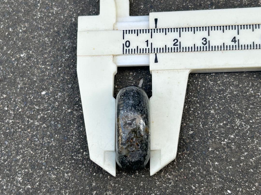 青森県産　銀花石勾玉　錦石