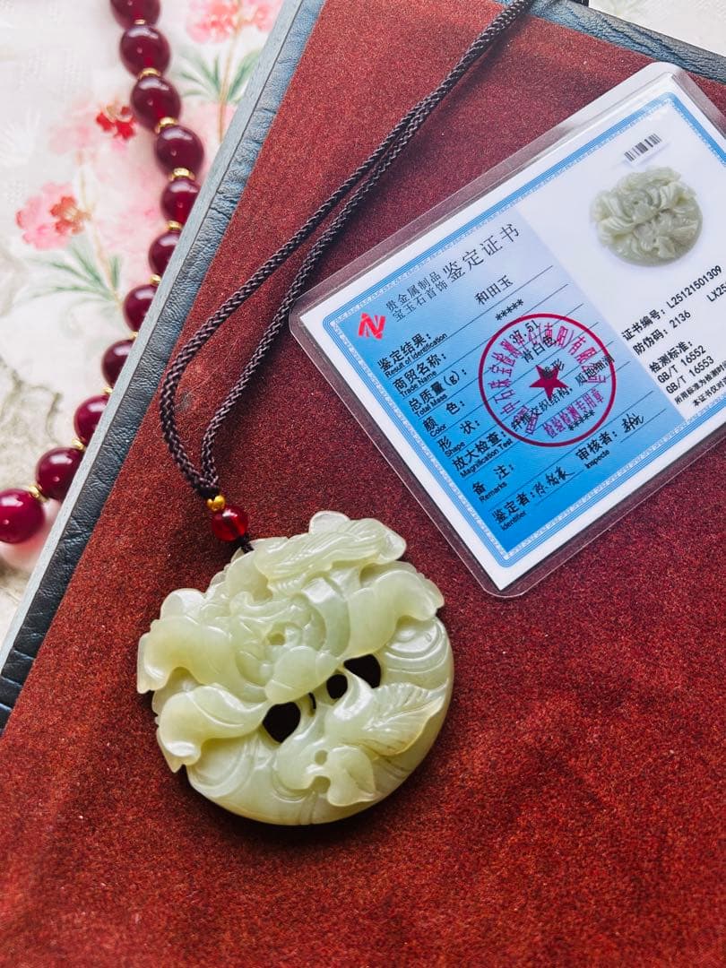 天然和田美玉　透かし彫技法　花の彫刻ペンダント 鑑定書付　芸術品としての存在感