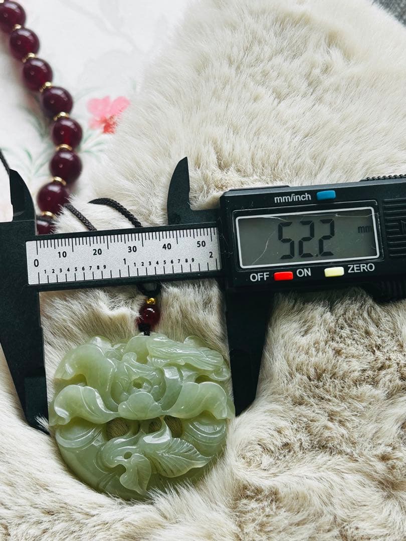 天然和田美玉　透かし彫技法　花の彫刻ペンダント 鑑定書付　芸術品としての存在感