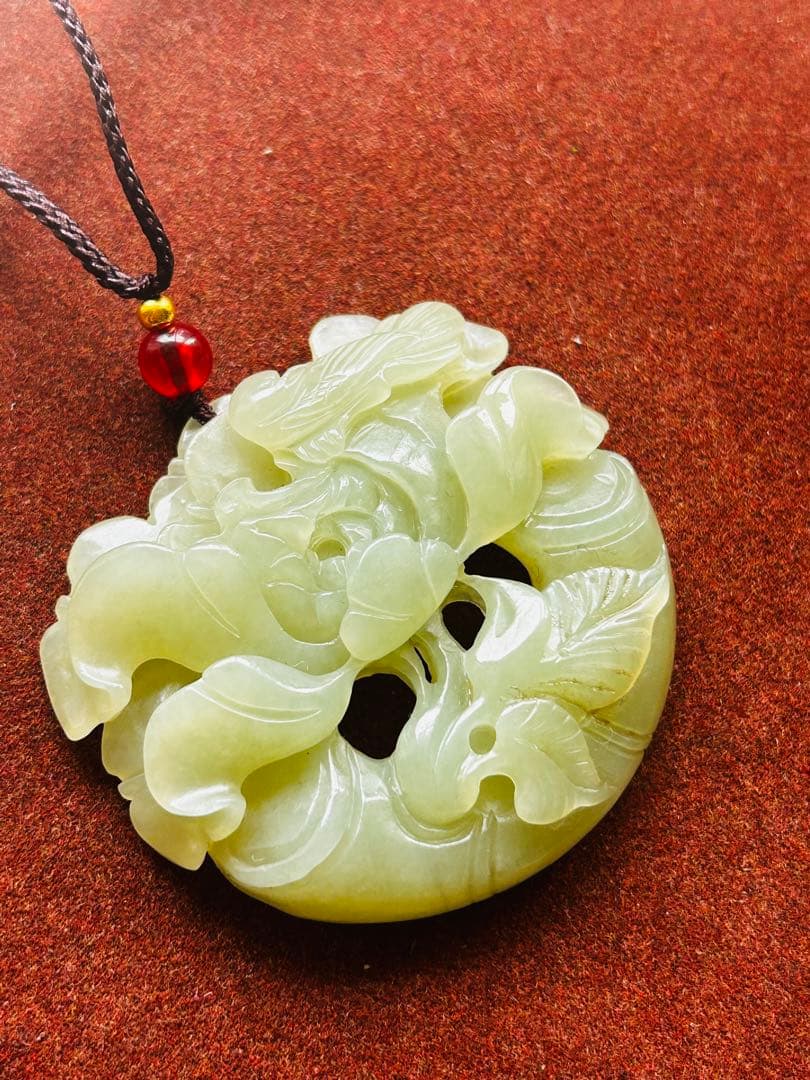 天然和田美玉　透かし彫技法　花の彫刻ペンダント 鑑定書付　芸術品としての存在感