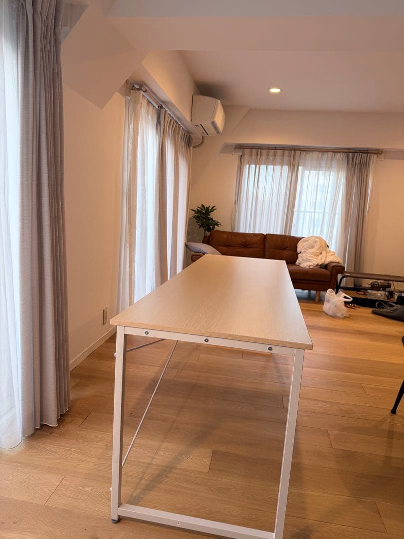 ナチュラルカラーのシンプルテーブル