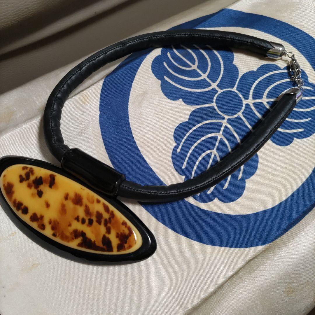 値下《鼈甲風、作家物ネックレス》（手作)美品、セルロイド樹脂台、黒合皮紐1002