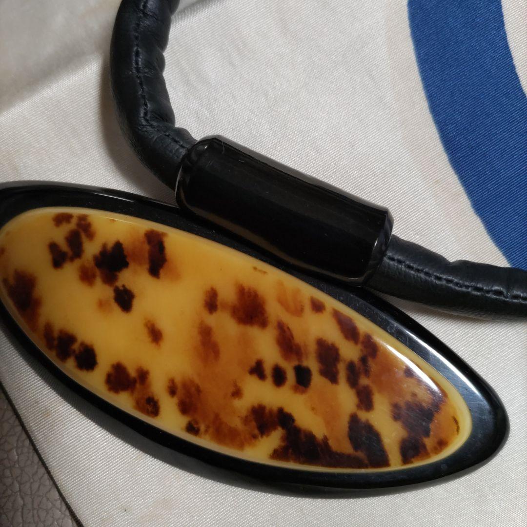 値下《鼈甲風、作家物ネックレス》（手作)美品、セルロイド樹脂台、黒合皮紐1002