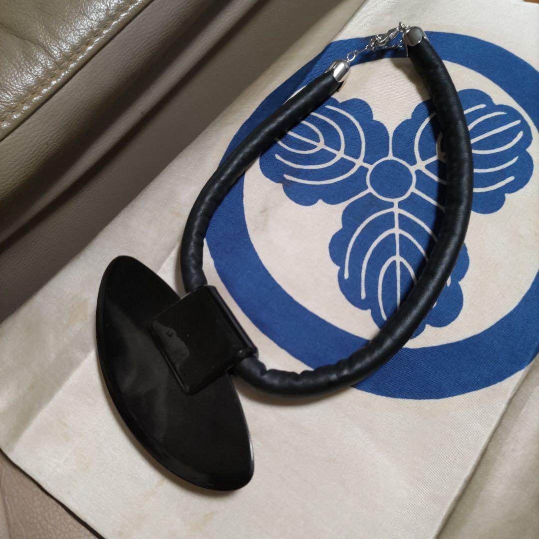 値下《鼈甲風、作家物ネックレス》（手作)美品、セルロイド樹脂台、黒合皮紐1002