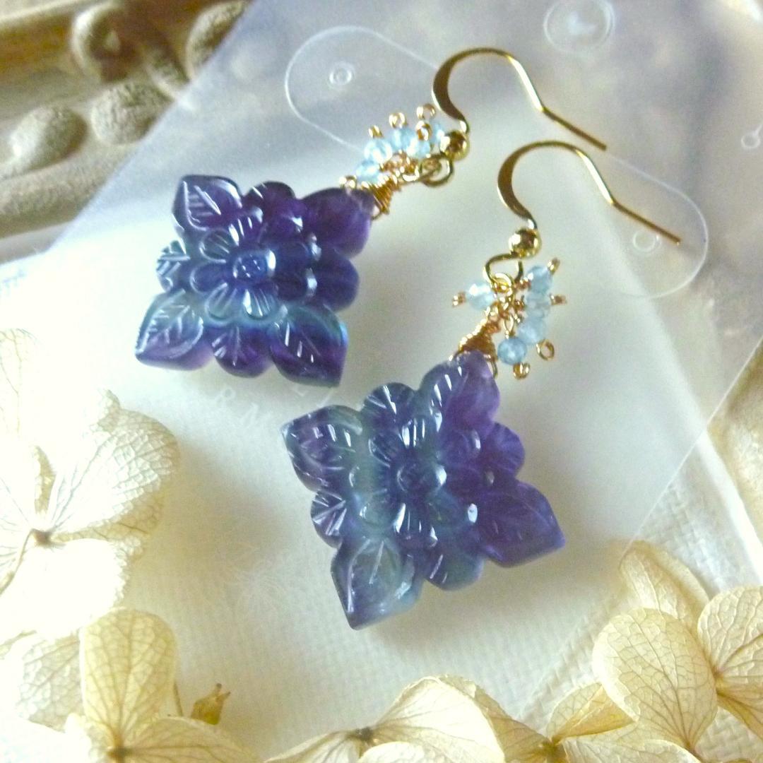 14kgf/フローライト×マザーオブパール カービングとアクアマリンのピアス