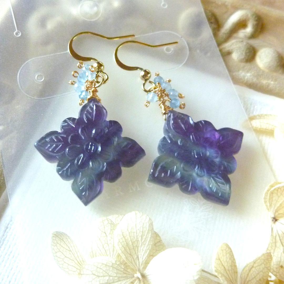 14kgf/フローライト×マザーオブパール カービングとアクアマリンのピアス